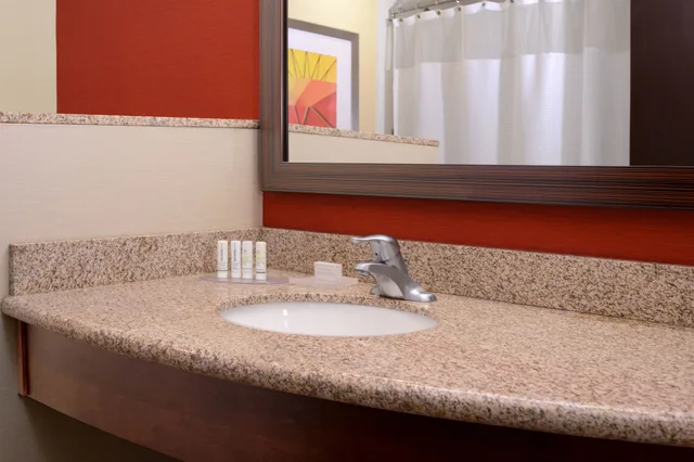 غرفة بسريرين كوين بإطلالة على المسبح، Courtyard by Marriott Galveston Island 3/4