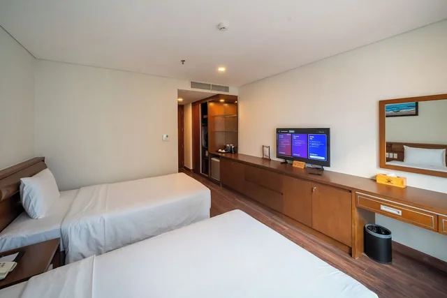 غرفة ديلوكس بسريرين منفصلين بإطلالة جزئية على البحر، Tamarind Hotel Da Nang 2/10