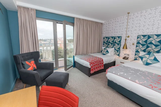 غرفة بسرير كينج وسرير فردي مع سرير إضافي، Hilton Bournemouth 8/10