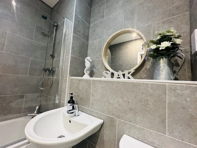شقة حصرية بسرير مزدوج بحمام خاص مع أريكة في الطابق العلوي، Grand Central Apartments 9/10