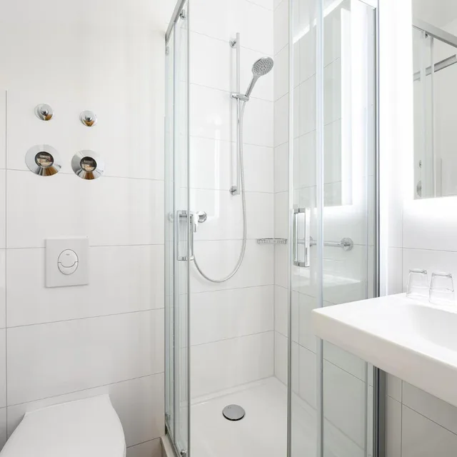 غرفة بسريرين منفصلين بشرفة، HOTEL OLYMPIA SCHIESSANLAG 5/6