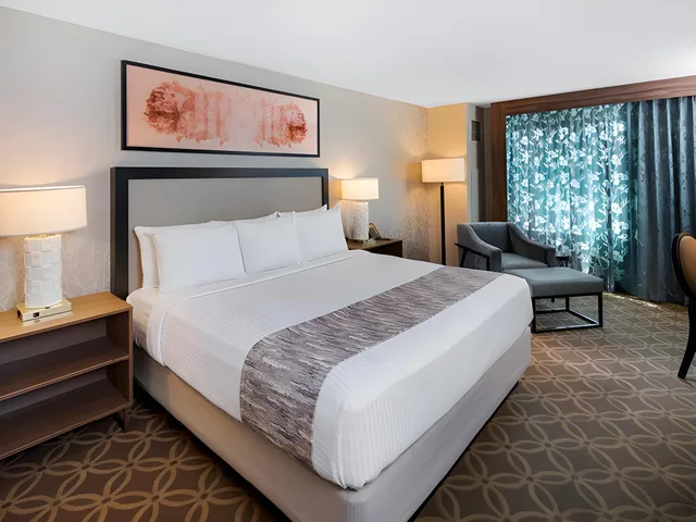 غرفة بسرير كينج بإطلالة على المسبح، Cannery Hotel and Casino 1/1