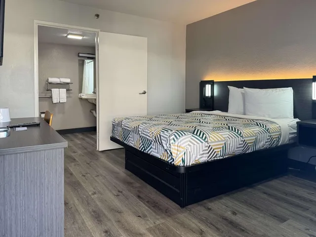 Deluxe, Queen Bed, Motel6 Bradenton, FL 2/10