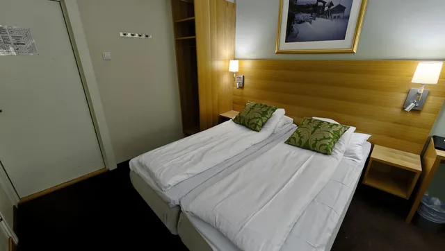 غرفة بسريرين منفصلين بإطلالة على الجبل بشرفة مع أريكة، Bergstadens Hotel 2/3