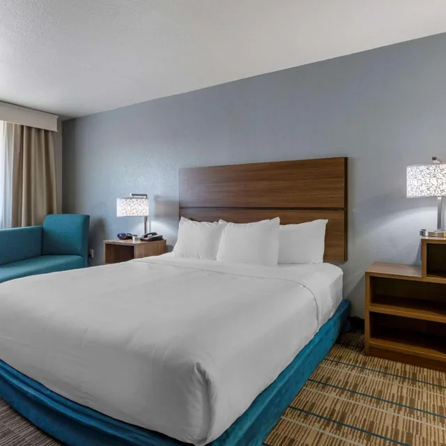 غرفة قياسية بسرير كينج لذوي الإعاقة، MainStay Suites Coeur d Alene, ID 1/6