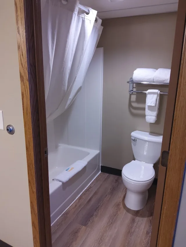Business, Queen Bed, Super 8 Estherville 5/6