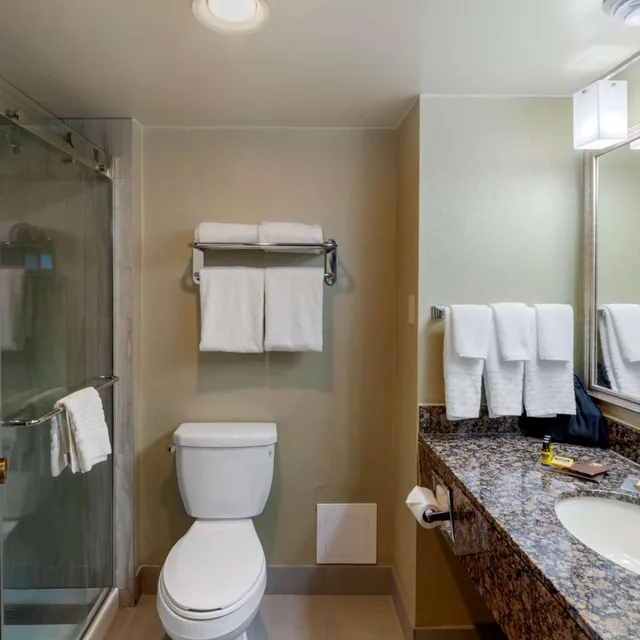 غرفة بسرير كينج وسريرين كوين، Best Western Plus Toronto Airport Hotel 7/12