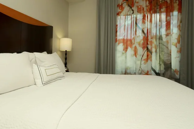 جناح بسرير كينج بغرفة نوم واحدة بغرفتين مع أريكة، Fairfield Inn Amp Suites By Marriott Harrisburg West 3/3