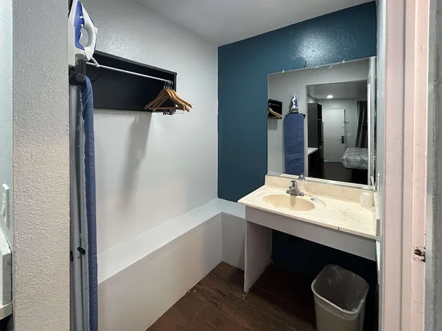 غرفة قياسية بسرير كوين لذوي الإعاقة، Studio6 Hemet, CA 6/6