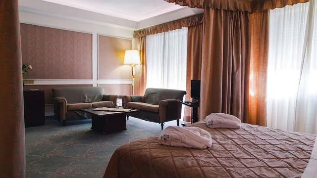 جناح تنفيذي بسرير كينج وسرير فردي، Grand Hotel Excelsior 4/10