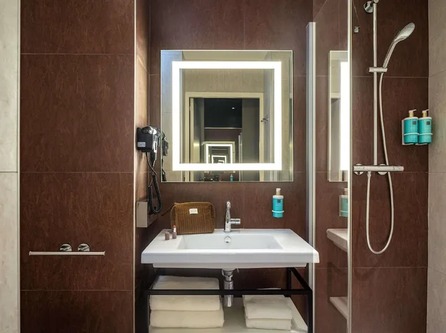 غرفة قياسية بسرير مزدوج بشرفة، Novotel Paris Val de Fontenay 1/1