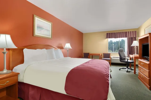 غرفة بسرير كينج لذوي الإعاقة، Days Inn by Wyndham Lumberton 3/10