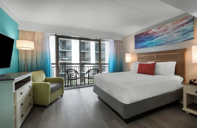 Junior Suite, 1 King and 2 Queen Beds, Ocean View, South Wing، Grande Cayman Resort 1/2