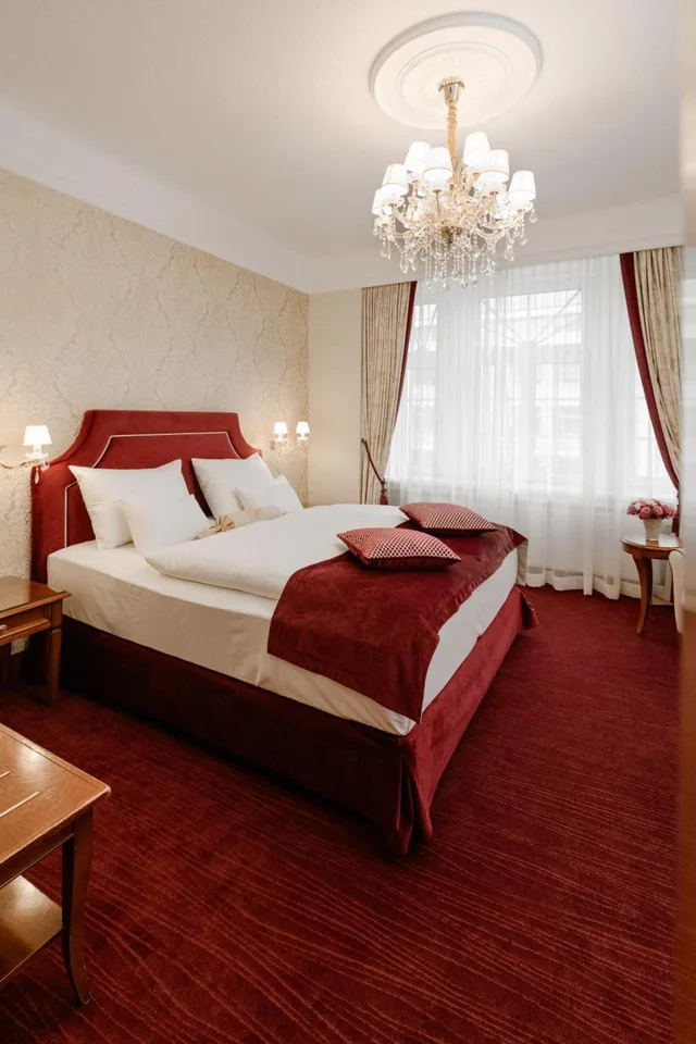 Room, King Bed, Stefanie 1/10