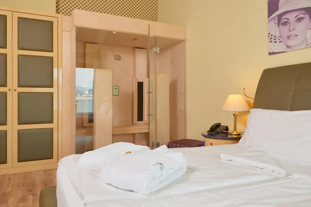 جناح بشرفة بجاكوزي، Parc Hotel Flora 2/6
