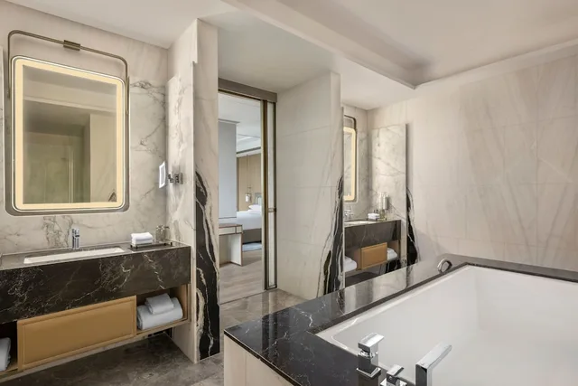 Club, King Bed, Hill View، Navi Mumbai Marriott Hotel 8/9