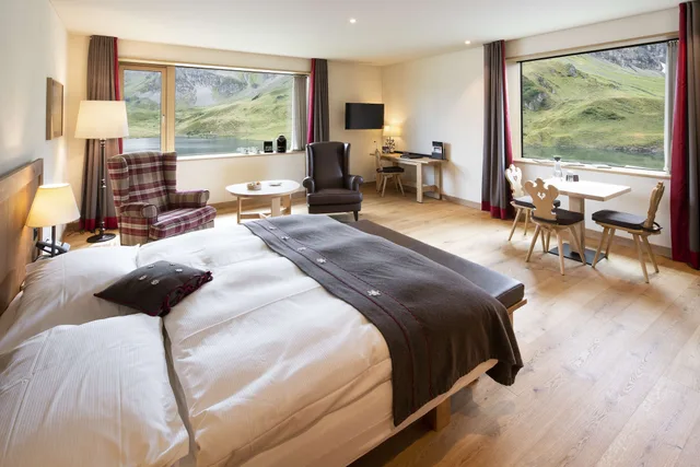 غرفة بسرير مزدوج بإطلالة على البحيرة، Frutt Resort 2/6