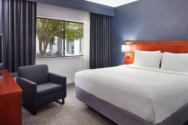 جناح بسرير كينج بغرفة نوم واحدة مع أريكة، Courtyard By Marriott Raleigh Midtown 1/3