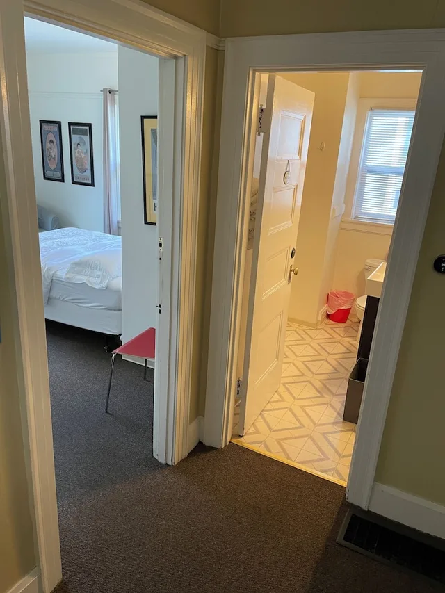 Standard, 1 Queen and 1 Single Bed, Middle Floor، Portland International Guesthouse 6/7