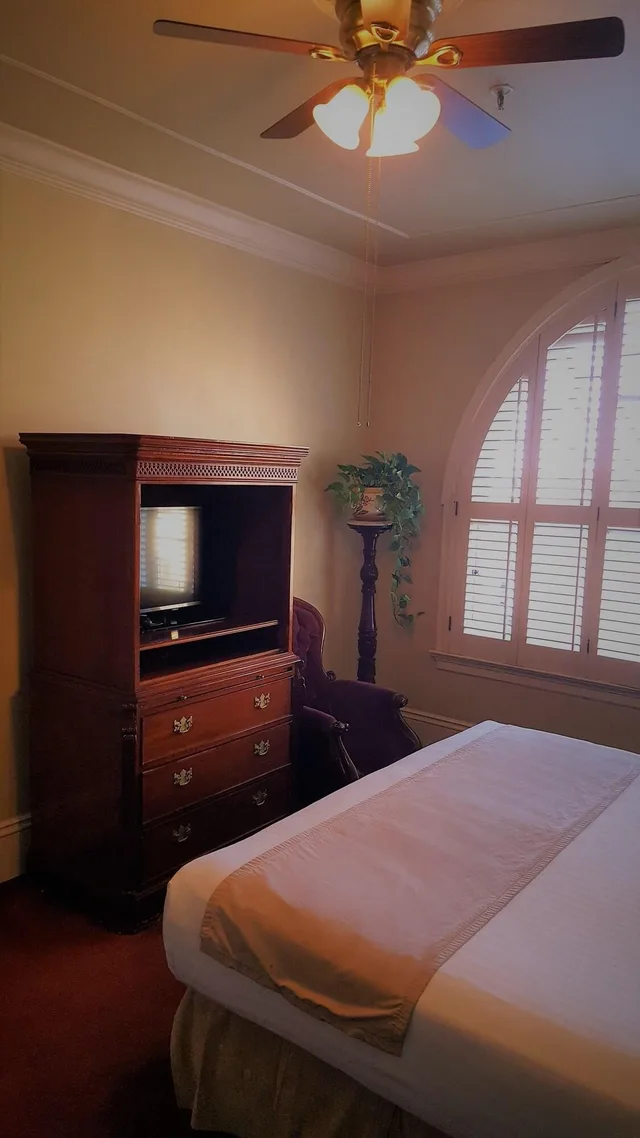 غرفة بسرير كوين، Monterey Hotel 3/3