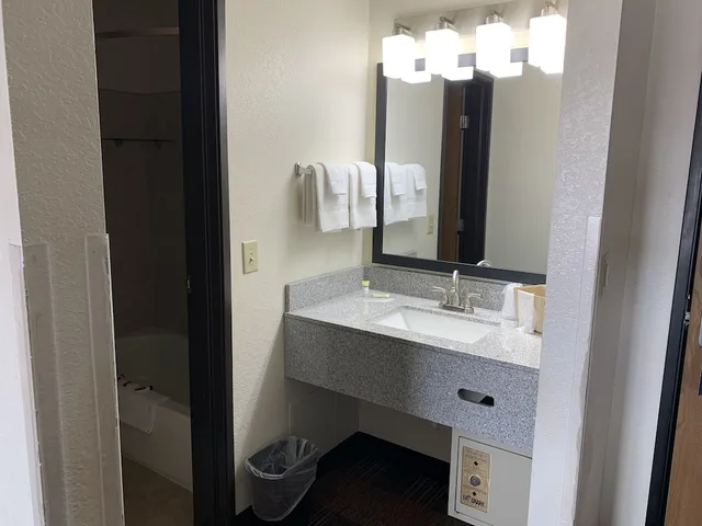 غرفة بسرير كينج، Baymont by Wyndham Waupun 4/4