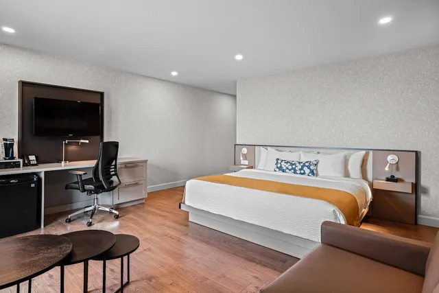Room, King Bed, Queen Murphy Bed, Balcony، Days Inn by Wyndham Riviere-Du-Loup 4/6
