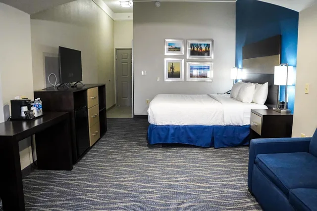 غرفة تنفيذية بسرير كينج، La Quinta Inn and Suites Phoenix I-10 West 4/8