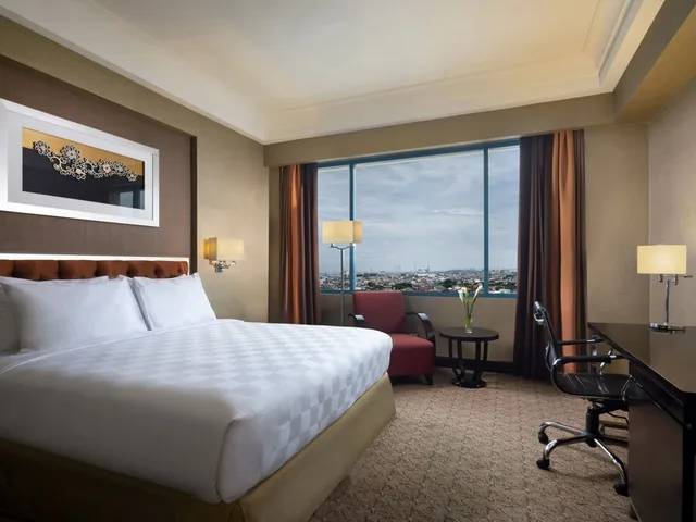 غرفة ديلوكس بسرير كوين بإطلالة على المدينة بغرفة نوم واحدة، Hotel Ciputra Semarang managed by Swiss-Belhotel International 4/7