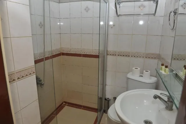 غرفة قياسية ثلاثية بسرير مزدوج وسرير فردي، Turvan Hotel 3/3