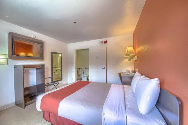 غرفة بسرير كوين، Motel6 San Antonio, TX - Six Flags Fiesta TX/La Cantera Area 5/10