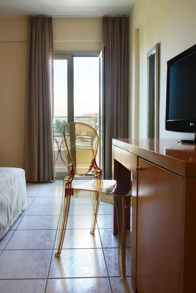 غرفة ثلاثية، Golden Beach Hotel 7/10