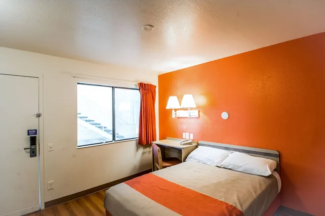 غرفة ديلوكس بسرير كوين بمطبخ صغير، Motel6 Redding, CA - North 4/9