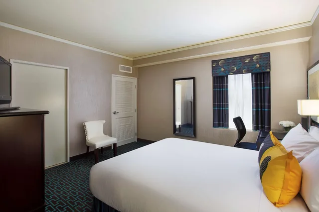 غرفة ديلوكس بسريرين كوين، Juniper Hotel Cupertino, Curio Collection By Hilton 2/5