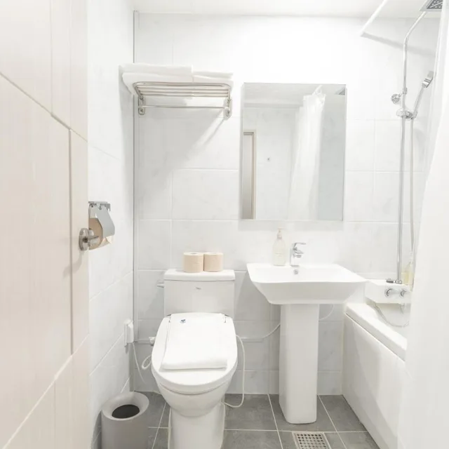 غرفة بسريرين منفصلين بحوض استحمام، Hotel Myeongdongjang 4/5