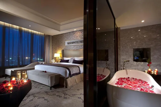 1 Bedroom, Suite, King Bed, Lounge Access, Crowne Plaza Huizhou 4/6