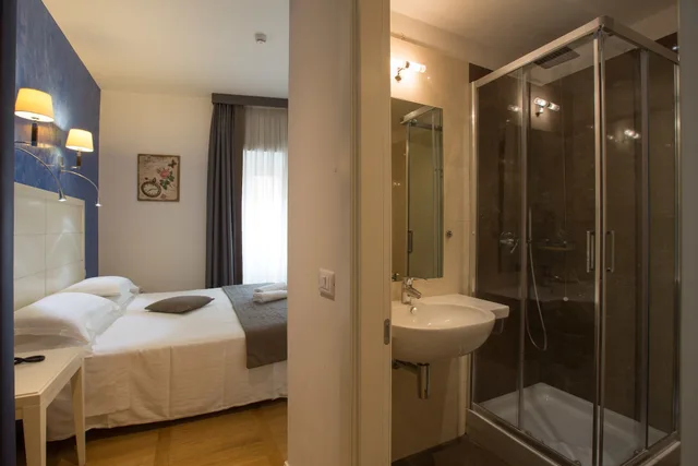 غرفة كومفورت بسريرين منفصلين وسرير كينج، FLORIS HOTEL 7/7