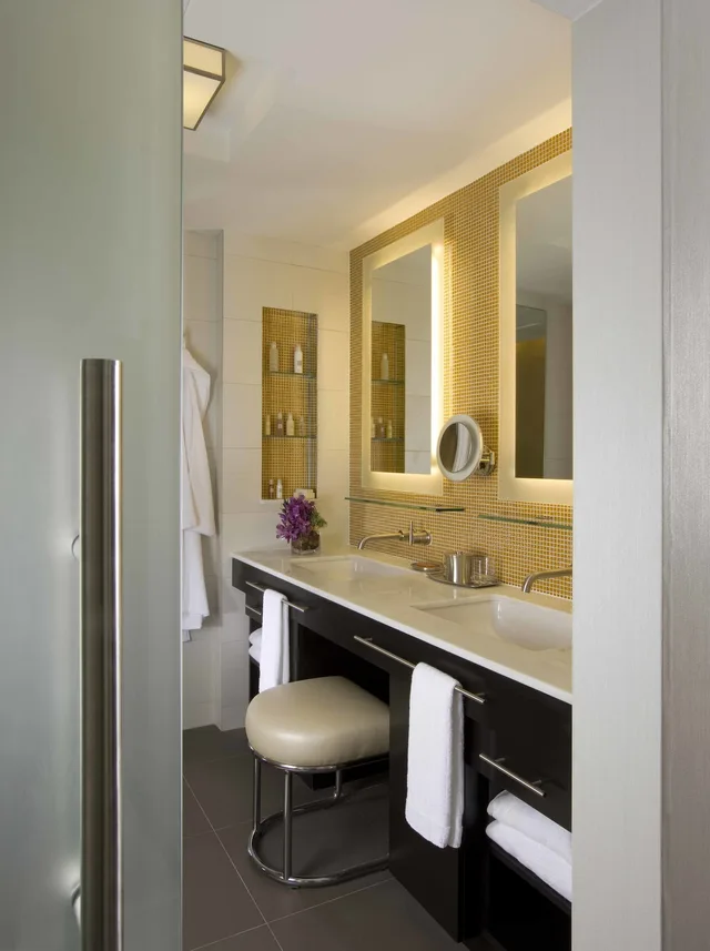 جناح جونيور بسرير كينج مع أريكة، Hotel Breakwater South Beach 4/6