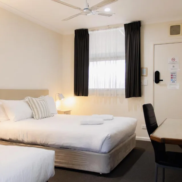 جناح بسريرين منفصلين، High Street Motel 1/4