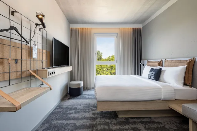 Room, Queen Bed, City View, Moxy Simmern 1/2