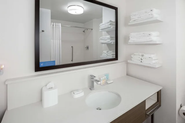 Room, Double Bed, Hampton Inn and Suites San Diego Airport Liberty Station 2/2