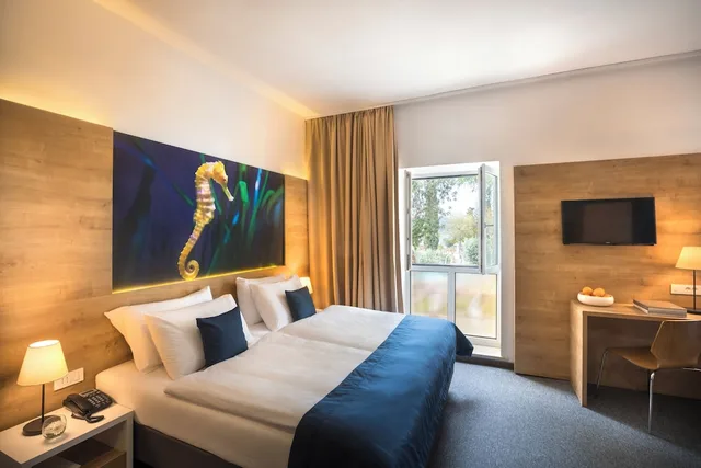 غرفة عائلية بسريرين مزدوجين وسرير بطابقين بإطلالة على المتنزه مع أريكة، Remisens Hotel Epidaurus 1/1