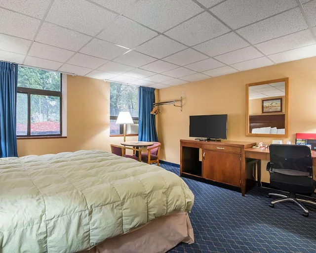غرفة بسرير كينج، Econo Lodge Manchester, NH 2/3