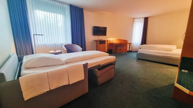 غرفة بسرير مزدوج مع أريكة، Hotel Panorama Hamburg-Harburg 2/7