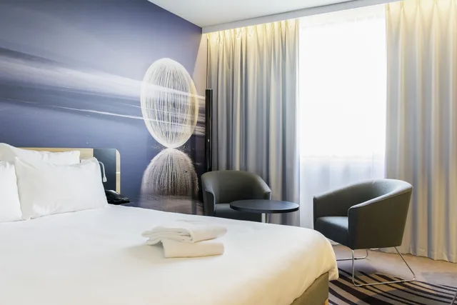 غرفة كلاسيكية بسرير مزدوج وسريرين منفصلين، NOVOTEL LIMOGES LE LAC 7/9
