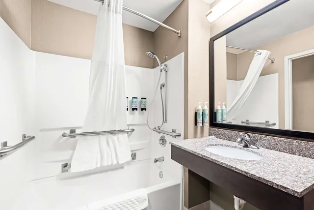غرفة بسرير كوين مع أريكة لذوي الإعاقة، Best Western Maple City Inn 4/4