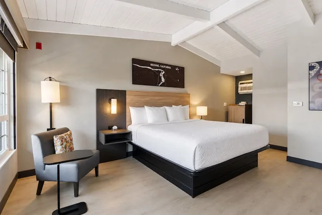Classic, King Bed, Courtyard View, Thunderbird Lodge 4/8