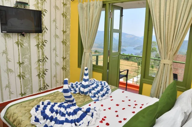 2 Bedrooms, Duplex, Family, 2 Queen Beds, Garden View, 2 Bathrooms، Mountain Club Resort Munnar 5/9