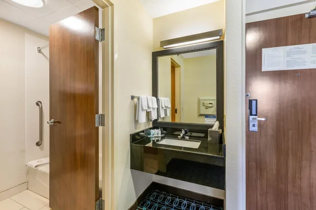 غرفة بسرير كينج مع أريكة، Quality Inn and Suites Sandusky 6/7