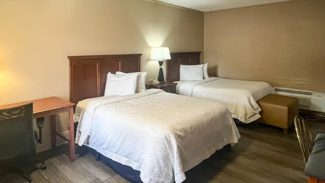 غرفة بسريرين كوين للمدخنين بمطبخ، Motel 6 Williamston, NC - Highway 17 5/6