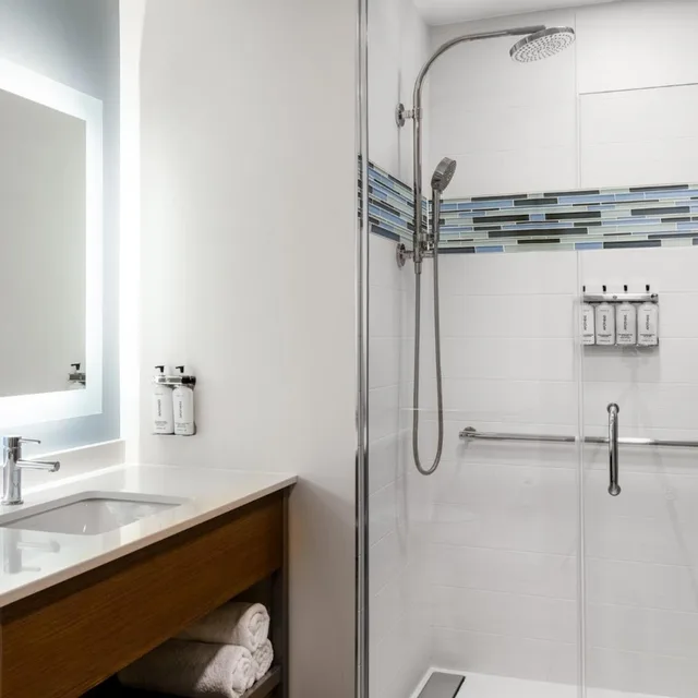غرفة قياسية بسرير كينج وسريرين كوين، Even Hotel Rochester Mayo Clinic Area 4/6